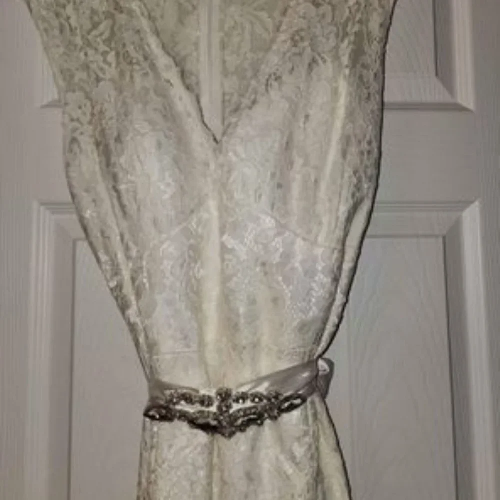 Formal dress - Picture 3 of 3